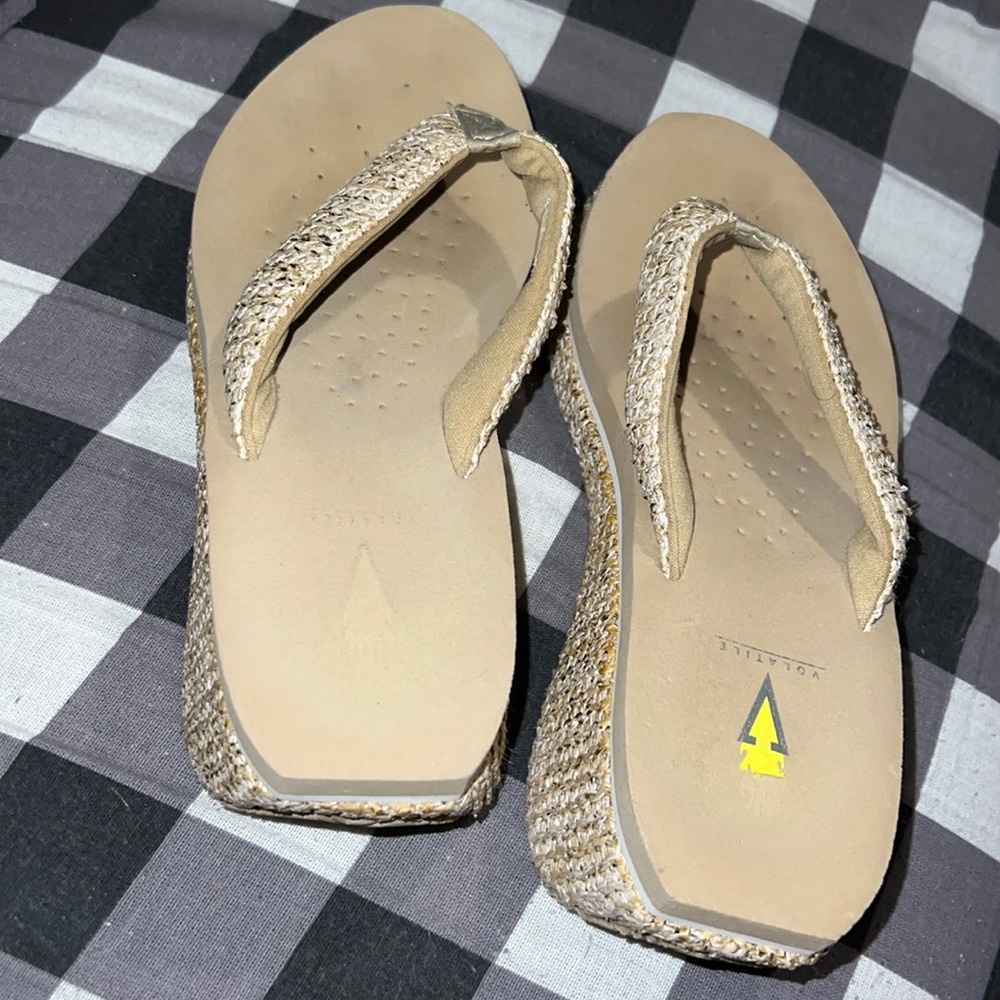 Volatile wedge flips Sandler sz 9 tan good used cons